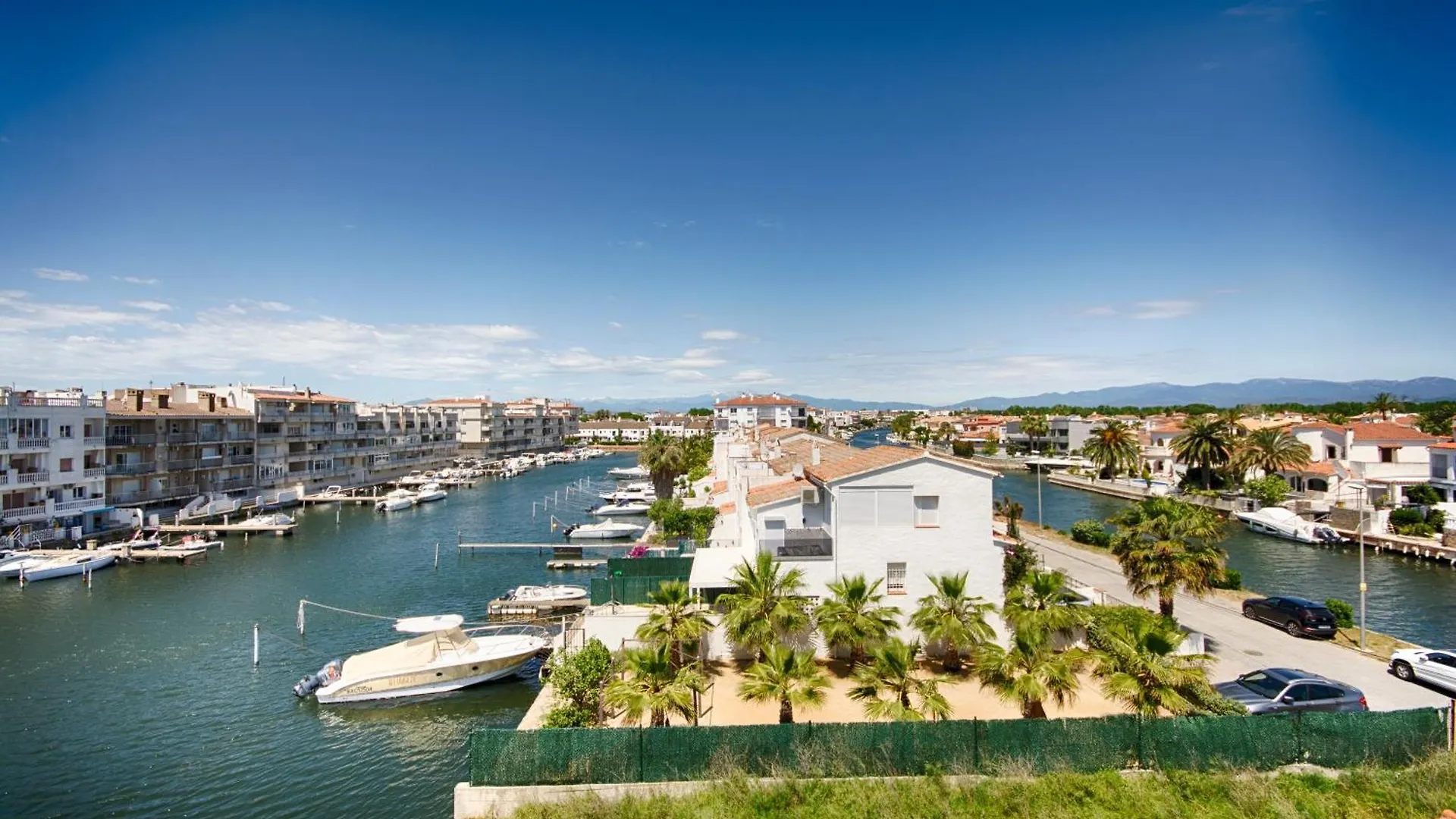 Empuriabrava Am Kanal